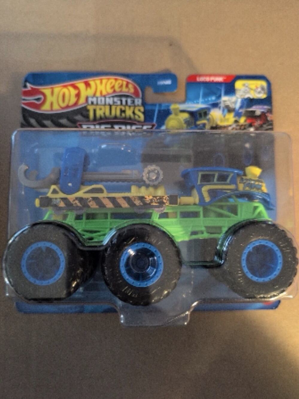 Hot Wheels Monster Trucks Big Rigs LOCO PUNK 6 Wheels Transporting Towing Truck